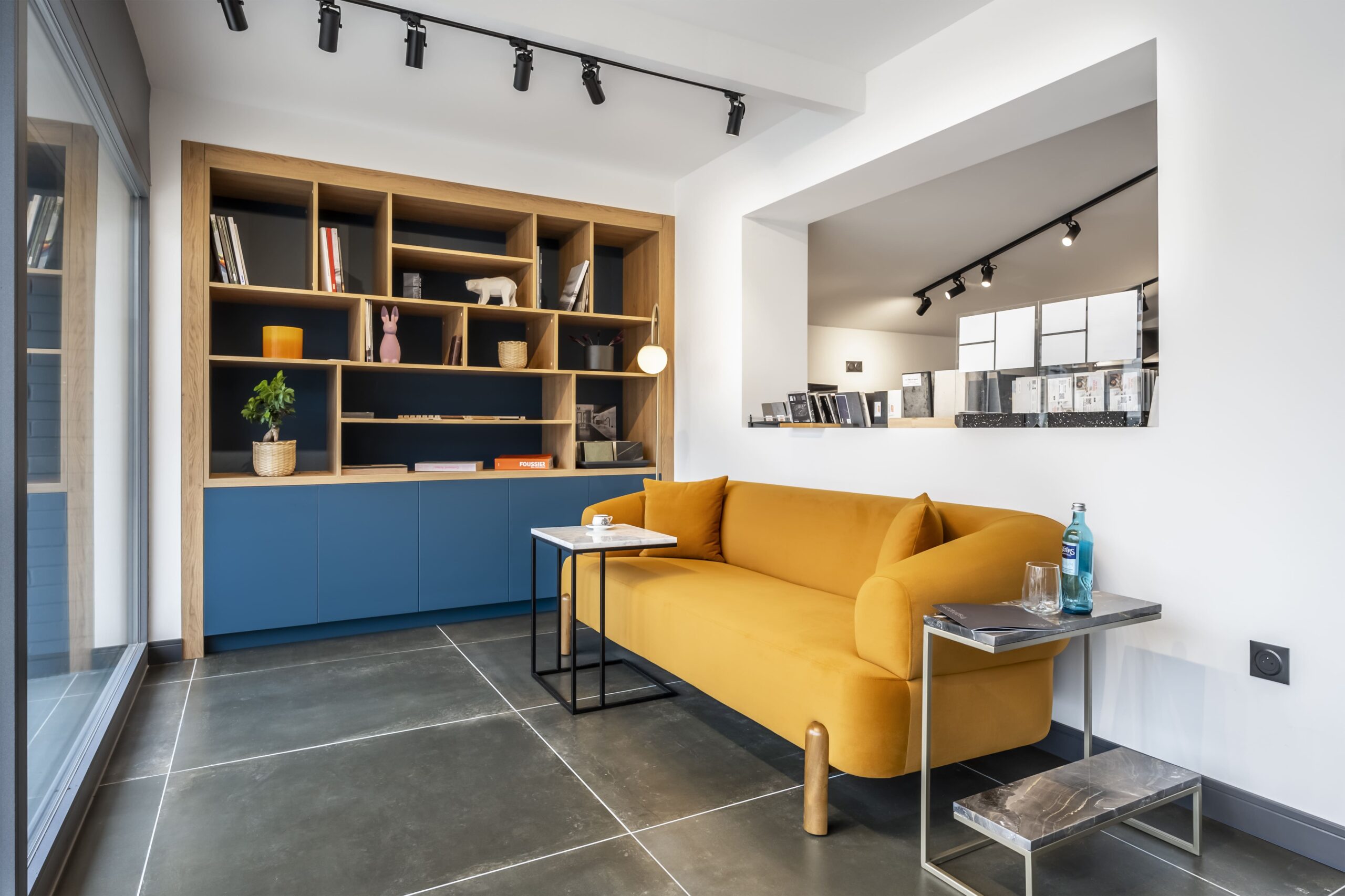 Bibliothèque intégrée en bois dans notre showroom à Thionville