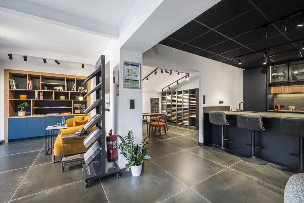 Vue showroom bibliothèque et cuisine d'exposition