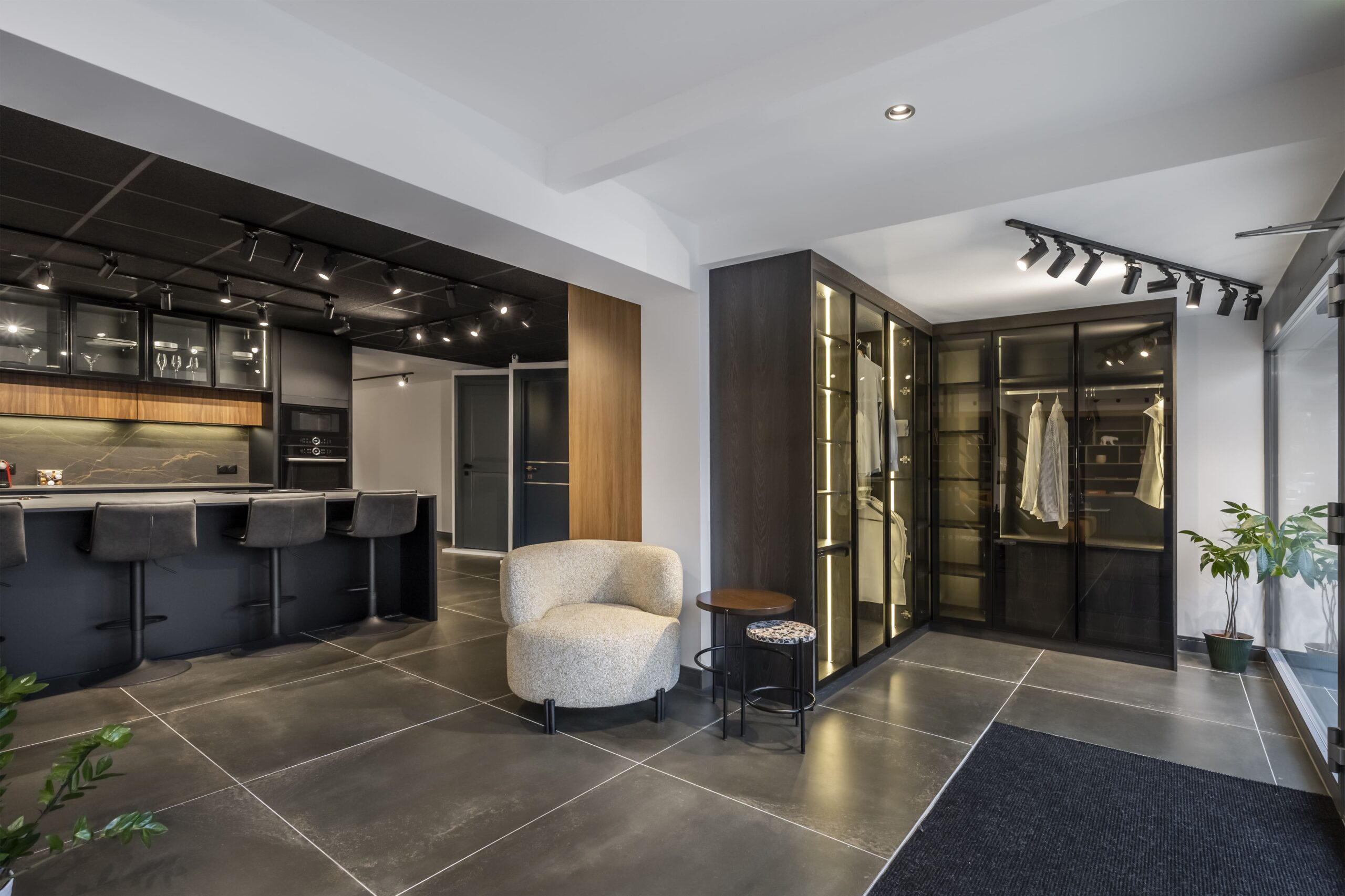Vue showroom cuisine d'exposition et dressing vitré avec portes battantes